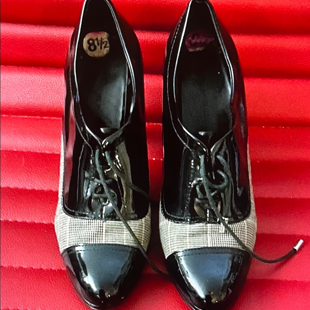 Anne Klein Black and White Heels Elegant Design